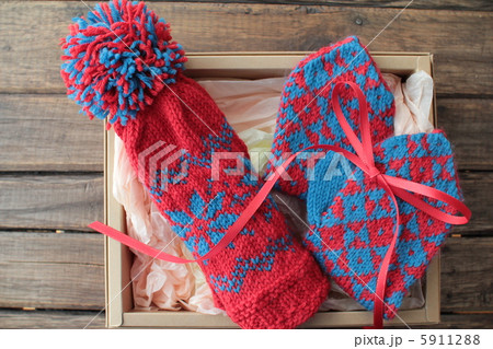 冬のプレゼント　手編みのニット帽とミトン 5911288