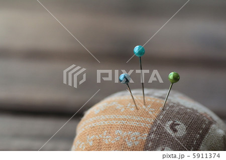 ピンクッションに刺してあるマチ針 裁縫イメージ ピンクッションに刺してあるマチ針 裁縫イメージ 5911374