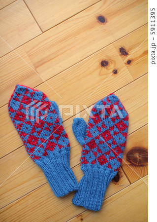 手編みのニット手袋　北欧風ミトン 5911395
