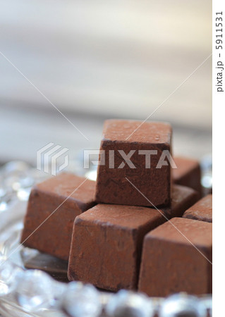 ガラスのお皿に入れたキューブチョコレート 5911531