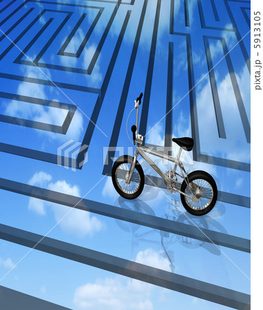 青空の迷路に置いてある自転車 5913105