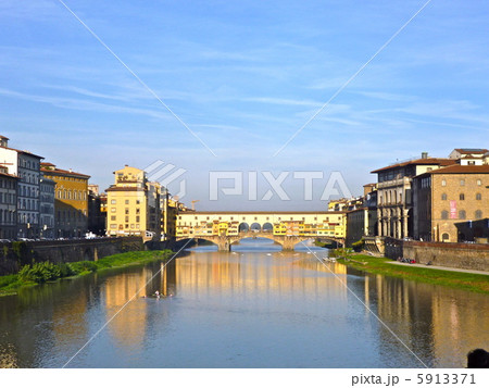 アルノ川 ヴェッキオ橋 フィレンツェ イタリア アルノ川 ヴェッキオ橋 フィレンツェ イタリア 5913371