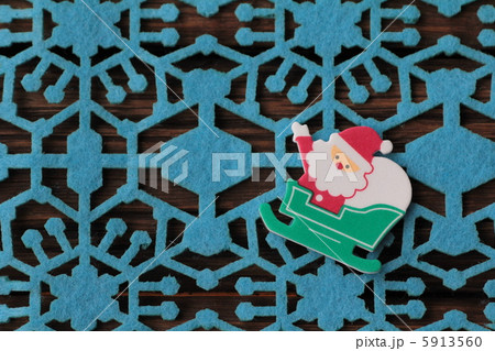 ソリに乗ったサンタクロースのシール　クリスマス雑貨 5913560