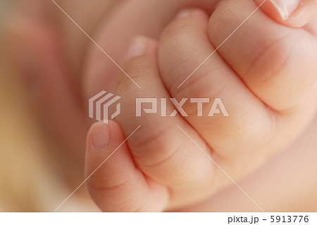 可愛い赤ちゃんの手の写真素材