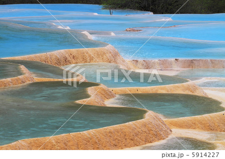 黄龍の石灰華段丘(中国四川省、世界遺産登録地) 黄龍の石灰華段丘(中国四川省、世界遺産登録地) 5914227