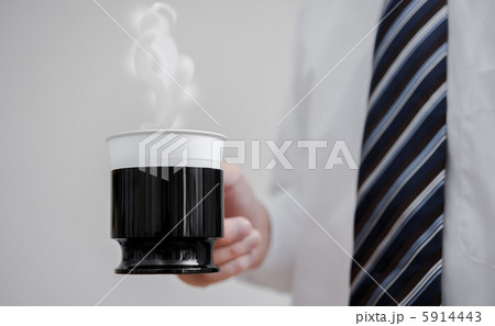 コーヒータイムのビジネスマン 5914443