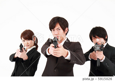 銃を構えるビジネスチームの写真素材