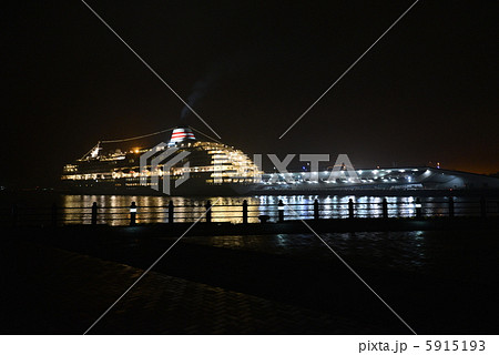 横浜大桟橋とフェリー 5915193