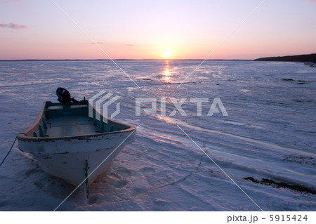 冬の風蓮湖 凍った湖面と小舟と夕陽 冬の風蓮湖 凍った湖面と小舟と夕陽 5915424