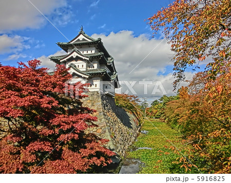 秋の弘前城 5916825