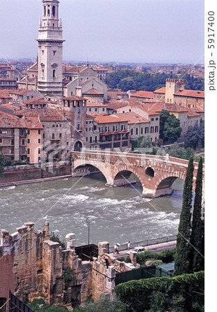 ヴェローナのアディジェ川 5917400