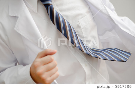 急患を迎える医師 5917506