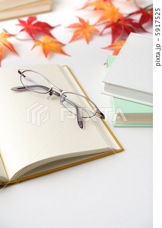 紅葉と読書 5917525