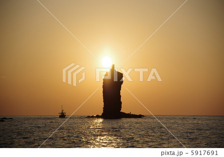 夕日を背にするローソク岩の景色 5917691