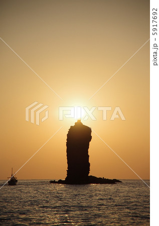 夕日を背にするローソク岩の景色 5917692