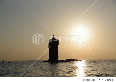 夕日を背にするローソク岩の景色 5917694