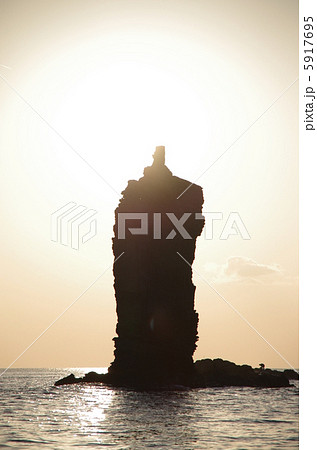 夕日を背にするローソク岩の景色 5917695