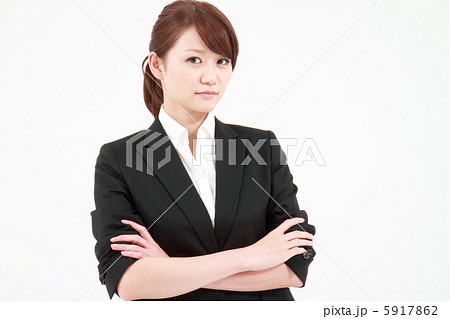腕組みするOL 5917862