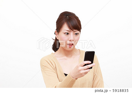 スマホで驚く女性 5918835