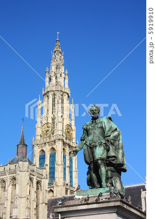 ルーベンス像とアントワープのノートルダム大聖堂 5919910