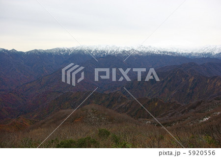 二王子岳からの冠雪の飯豊連峰 5920556