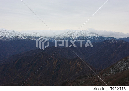 二王子岳からの冠雪の飯豊連峰 5920558