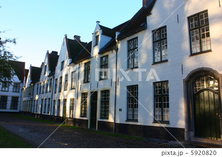 ブリュージュ　ベギン会修道院の修道女の住まい 5920820