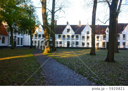 ブリュージュ　ベギン会修道院の修道女の住まい 5920821