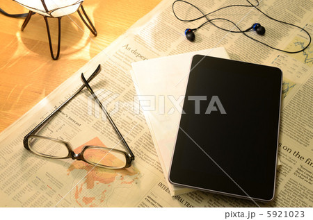 机の上のタブレットと眼鏡 机の上のタブレットと眼鏡 5921023