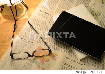机の上のタブレットと眼鏡 机の上のタブレットと眼鏡 5921024