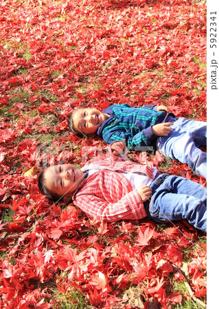 紅葉のじゅうたんにごろん 紅葉のじゅうたんにごろん 5922341