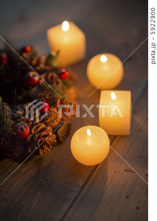 キャンドルとクリスマスリース 5922900