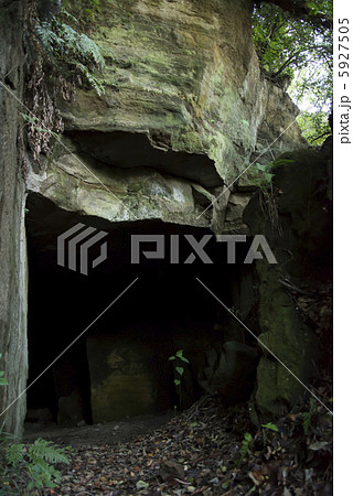 衣張山の石切場跡 5927505