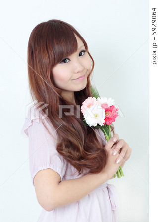 若い女性　花 5929064