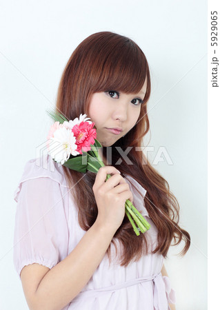 若い女性　花 5929065