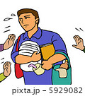 忙しそうに働く男性介護職員 5929082