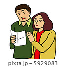 通知を見て驚く夫婦 5929083