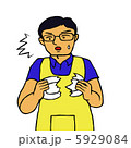 皿を割ってしまった男性介護職 5929084