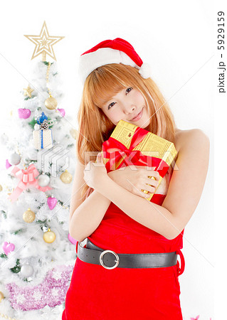 クリスマスプレゼントを嬉しそうに胸に抱くサンタの衣装を着た女の子 クリスマスプレゼントを嬉しそうに胸に抱くサンタの衣装を着た女の子 5929159