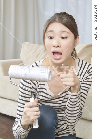 ころコロを見て驚く若い女性 5929184