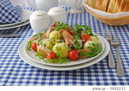 Baked potatoes with chicken and tomato 5930232