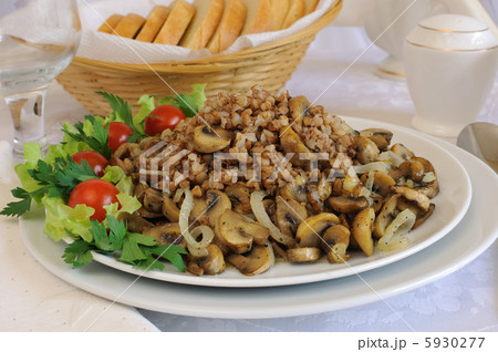 Buckwheat porridge with mushrooms Buckwheat porridge with mushrooms 5930277