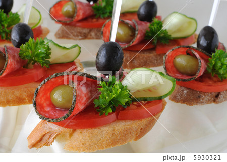 Canapés with salami 5930321