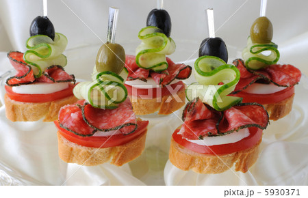 Canapés with salami 5930371