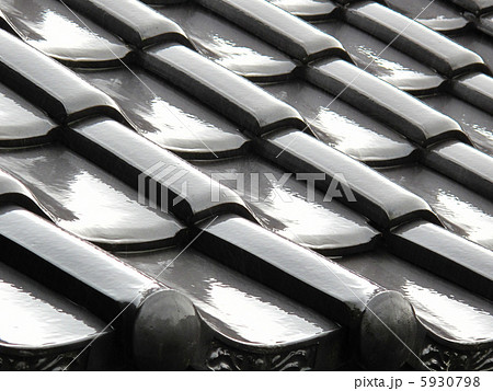 雨の瓦屋根 5930798