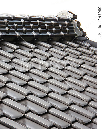 雨の瓦屋根 5930804