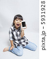 スマートフォンを使う女の子 5931928