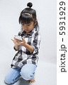 スマートフォンを使う女の子 5931929