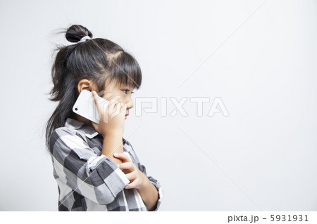 スマートフォンを使う女の子 スマートフォンを使う女の子 5931931