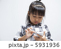スマートフォンを使う女の子 5931936